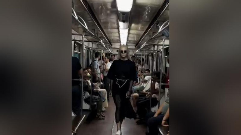 Изрображение 'Ташкентский модельер устроила показ мод в вагоне столичной подземки (видео)'