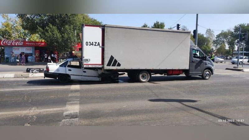 Изрображение 'В Ташкенте водитель Nexia "нырнул" под грузовик: двое пострадали'