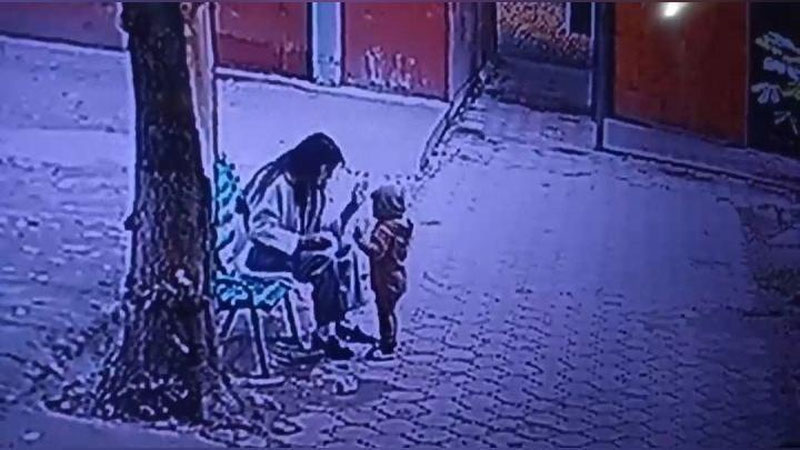 Изрображение 'В Ташкенте женщина избила на улице своего маленького ребенка'