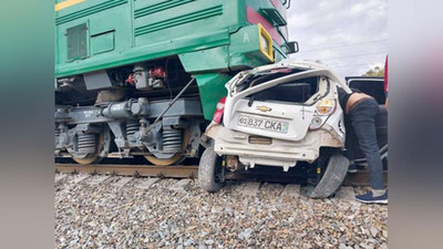 Изрображение 'В Сурхандарье поезд протаранил "Спарк": водитель скончался в больнице'