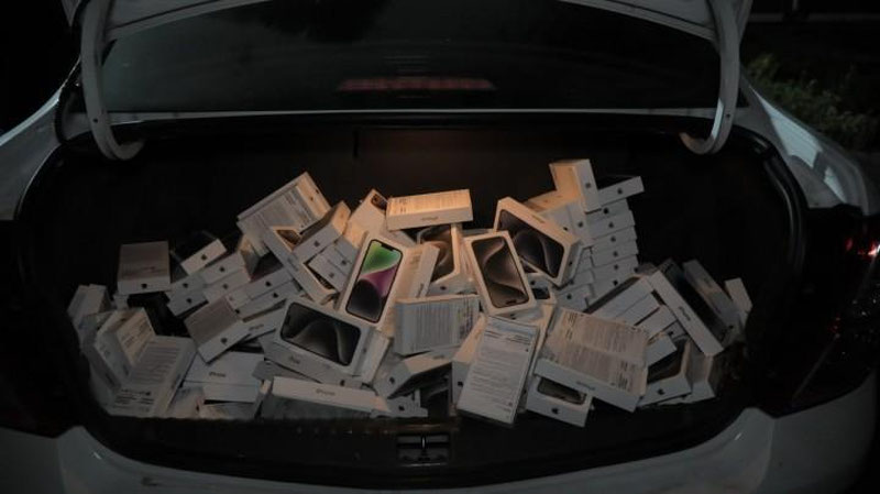 'Эссиз “Iphone 15"лар! Фарғонада ноқонуний олиб кетилаётган қарийб 6 миллиард сўмлик мобил телефонлар ушлаб қолинди'ning rasmi