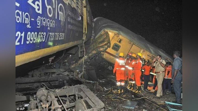 Изрображение 'Два пассажирских поезда столкнулись в Индии: 13 человек погибли (видео)'