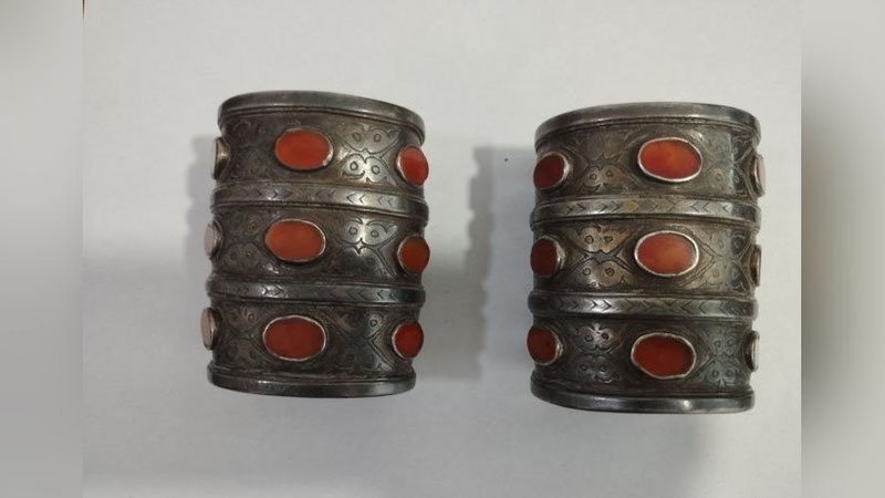 'Xorazmda qadimiy bilakuzuklarni yashirincha olib chiqishga uringan shaxs ushlandi'ning rasmi