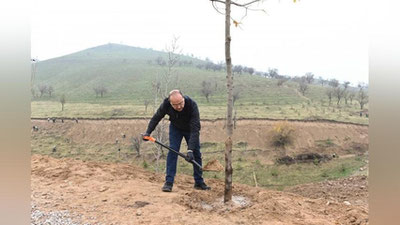 Изрображение 'Коллектив Кабинета Министров принял участие в посадке деревьев (фото)'