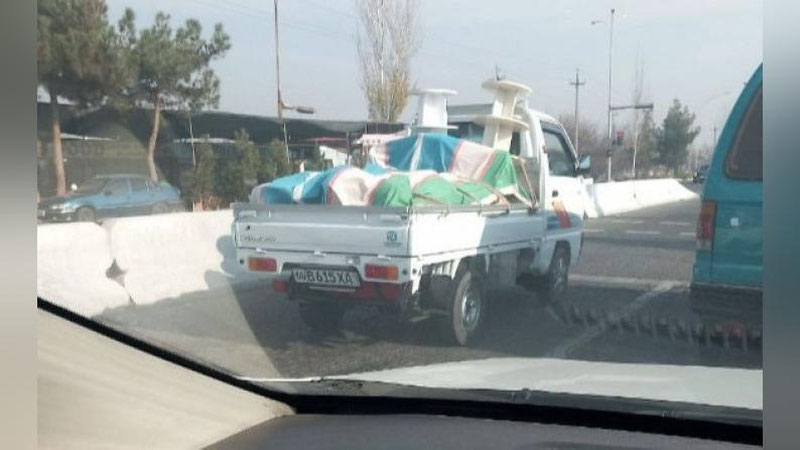 Изрображение 'Установлена личность водителя, накрывшего груз флагом Узбекистана'