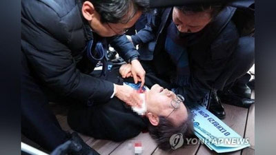 Изрображение 'Лидера южнокорейской оппозиционной партии ударили ножом в шею (видео)'