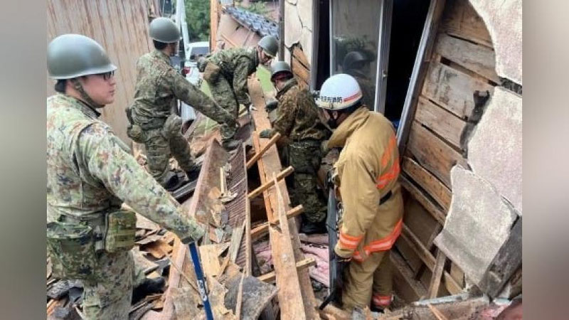 Изрображение 'Бабушку спасли из-под завалов в Японии спустя 72 часа после землетрясения'