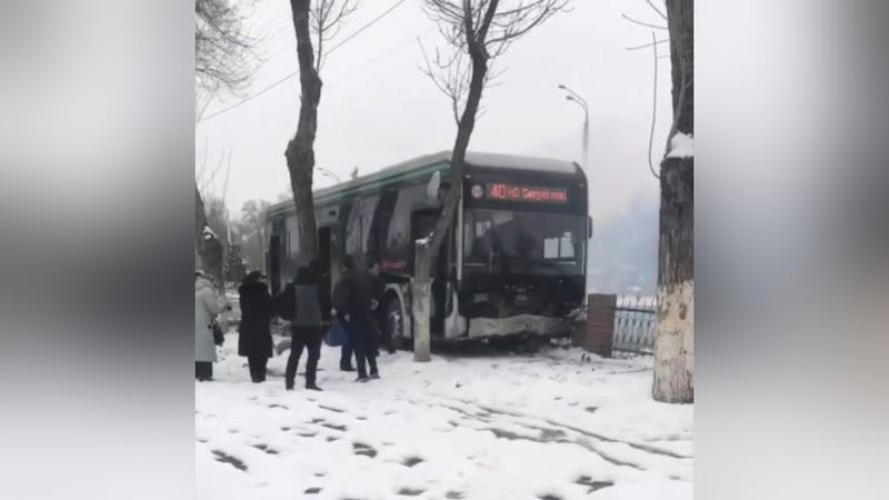 Изрображение 'В Ташкенте водитель электробуса врезался в ограду на обочине (видео)'