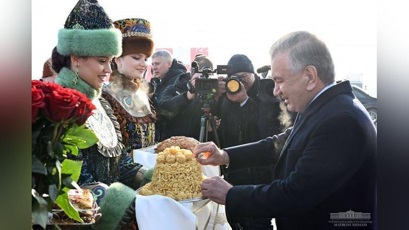 Изрображение 'Президент Узбекистана прибыл в Казань'