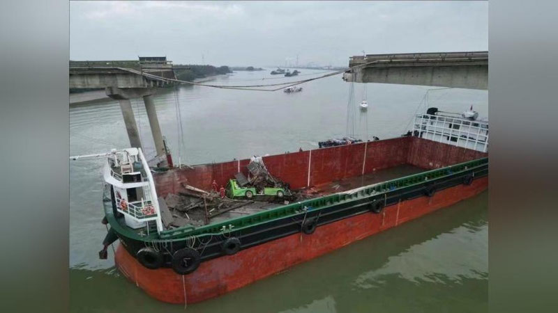 Изрображение 'В Китае контейнеровоз врезался в опору подвесного моста и разломал его (видео)'