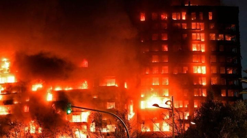 Изрображение 'Страшный пожар в многоэтажке в Испании: 4 человека погибли, 20 пропали без вести (видео)'
