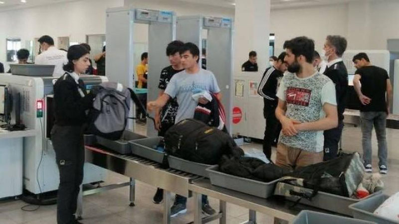 'Istanbul aeroportida asosan 20-35 yoshdagi xorijliklarga nisbatan nazorat tadbirlari kuchaytirilgan'ning rasmi