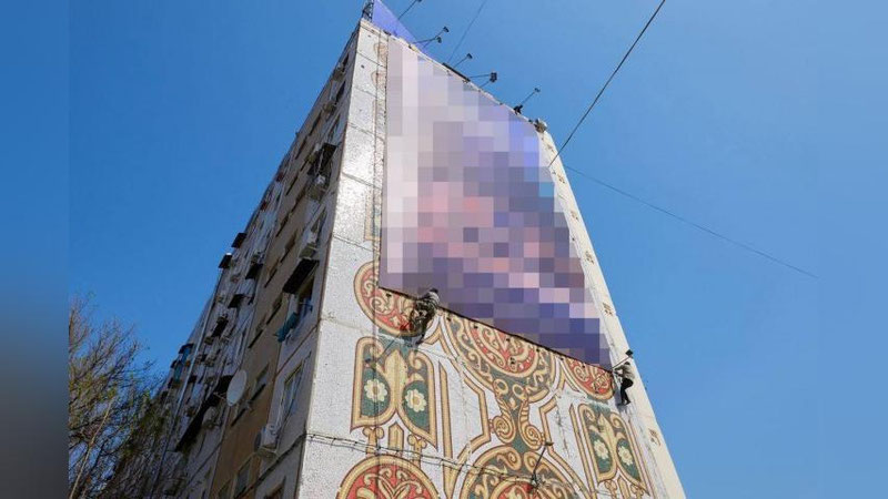 Изрображение 'В Ташкенте начали убирать рекламные баннеры с домов с мозаичными панно'
