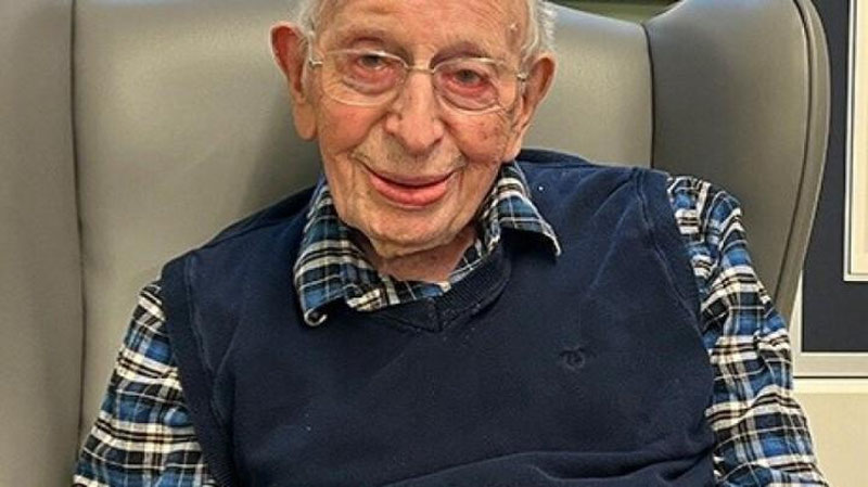 Изрображение 'Старейшим мужчиной в мире стал 111-летний британец'
