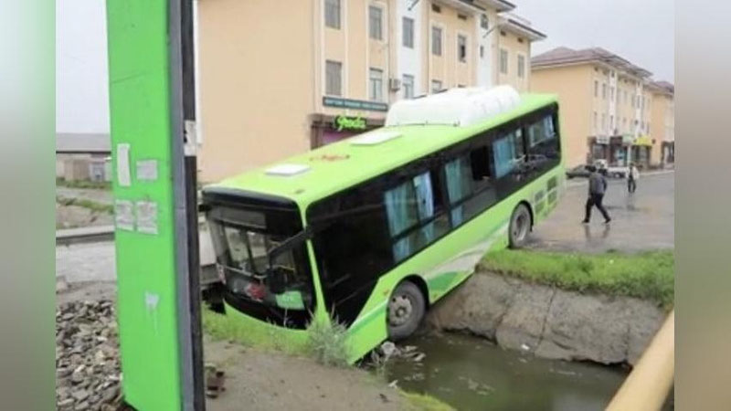 Изрображение 'В Джизакской области пассажирский автобус упал в арык (видео)'