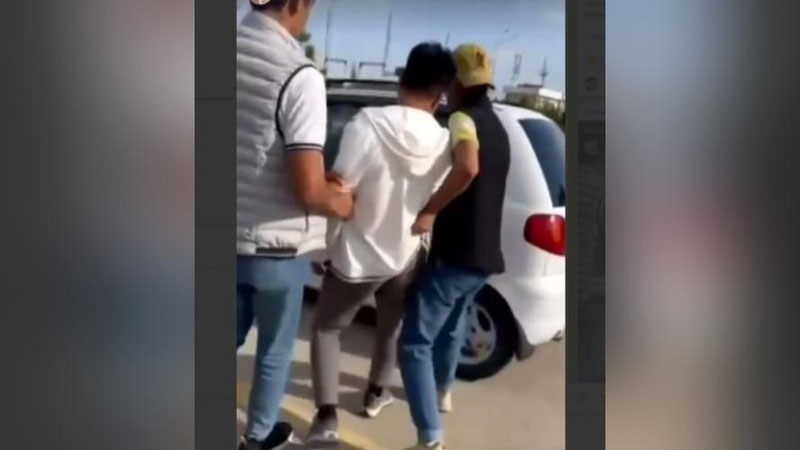 Изрображение 'В Карши группа молодых людей насильно усадила парня в машину и избила его в безлюдном месте'