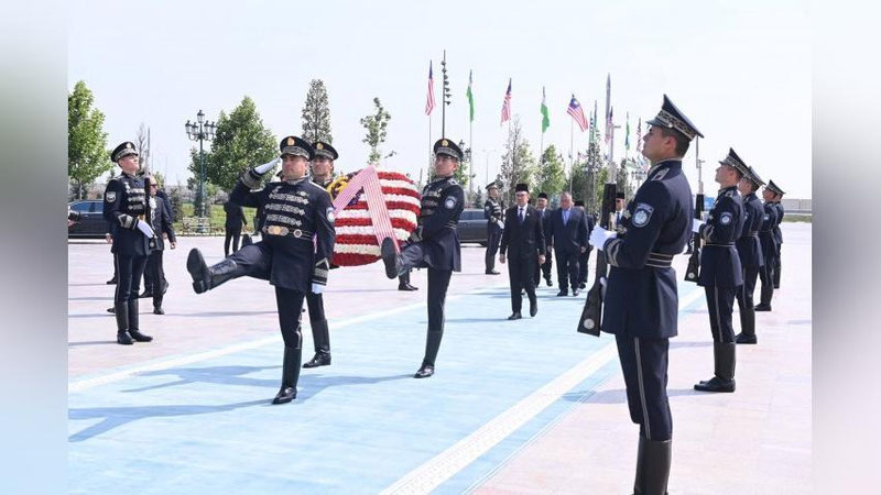 Изрображение 'Премьер Малайзии возложил цветы к подножию Монумента Независимости в Ташкенте'