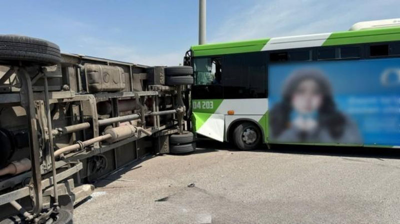 Изрображение 'В Ташкенте грузовик опрокинулся после столкновения с пассажирским автобусом'