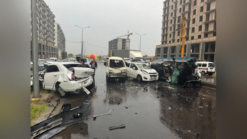 Изрображение 'Страшное ДТП под Ташкентом унесло жизнь водителя Toyota Prado: момент попал на видео'