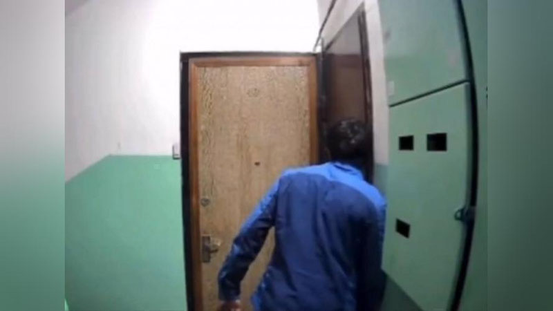 Изрображение 'В Ташкенте арестован мужчина, подслушивавший у дверей в подъезде дома (видео)'