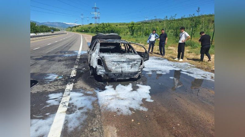 Изрображение 'По дороге из Ташкента на Чарвак сгорел автомобиль'