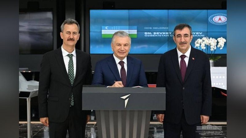 'Prezident Turkiya aerokosmik kompaniyasida bo`ldi'ning rasmi