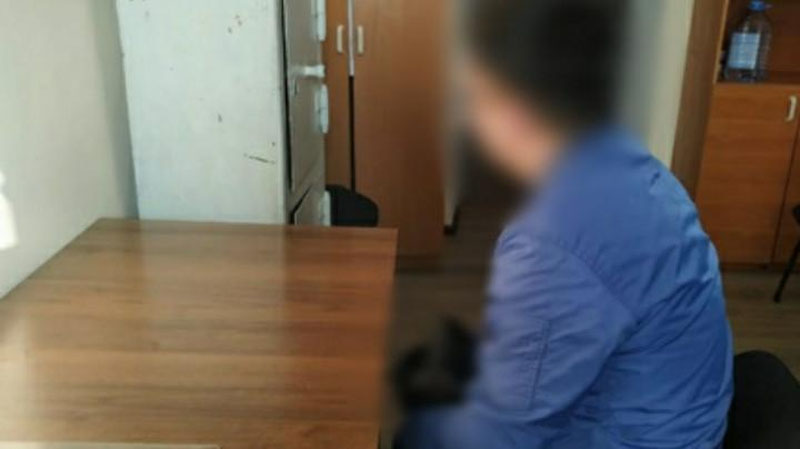 'Farg`onada 370 mln. so`mdan ortiq ish haqini o`zlashtirgan bosh hisobchi yordamchisi va uning sheriklari qo`lga olindi'ning rasmi