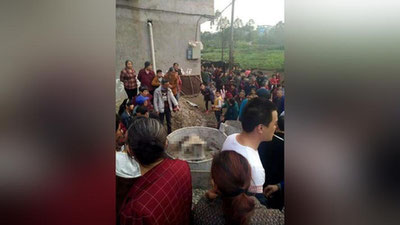 Изрображение 'СТРАШНАЯ ТРАГЕДИЯ В КИТАЕ: ДВЕ ДЕВОЧКИ ПОГИБЛИ ВНУТРИ БЕТОНОМЕШАЛКИ'