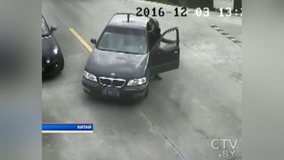 Изрображение 'ВОДИТЕЛЬ В КИТАЕ ПЕРЕПУТАЛ ПЕДАЛИ И УГОДИЛ В РЕЧКУ (ВИДЕО)'