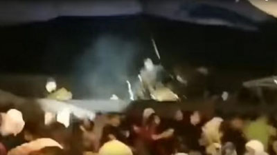 Изрображение 'ВИДЕО: ЦУНАМИ СМЫЛО МУЗЫКАНТОВ ВО ВРЕМЯ КОНЦЕРТА В ИНДОНЕЗИИ'