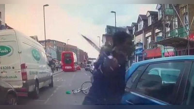 'Velosipedchi katta pichoq bilan “Folksvagen”ga hujum qildi (Video)'ning rasmi