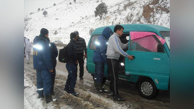 Изрображение 'СПАСАТЕЛИ ВЫЗВОЛИЛИ ЗАСТРЯВШИХ НА ПЕРЕВАЛЕ "КАМЧИК" СПОРТСМЕНОВ'