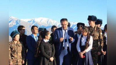 'Tog` cho`qqisiga o`rnatilgan O`zbekiston bayrog`i ostida harbiylar bilan uchrashuv o`tkazildi'ning rasmi