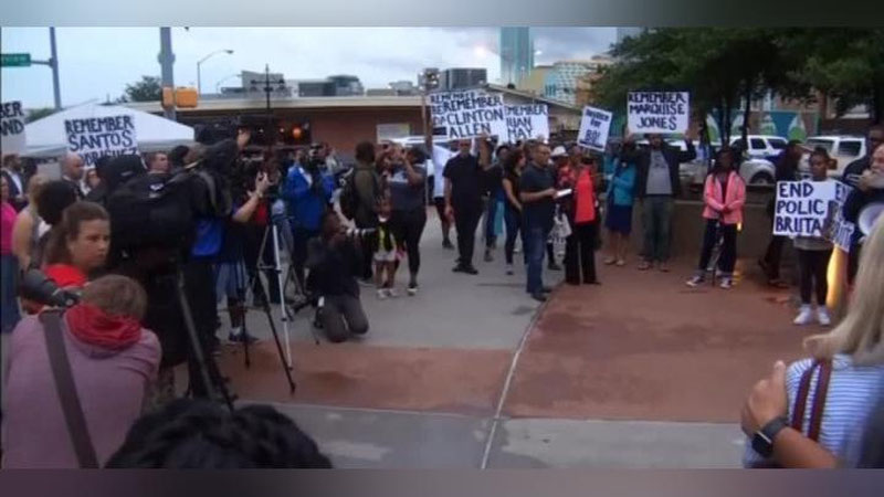 'AQShda polisiyachi uy egasiga o`q uzdi 'ning rasmi