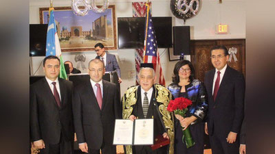 'Shavkat Mirziyoyev "Turkiston – Amerika assosiasiyasi" prezidenti Abdulla Xo`jani orden bilan mukofotladi'ning rasmi