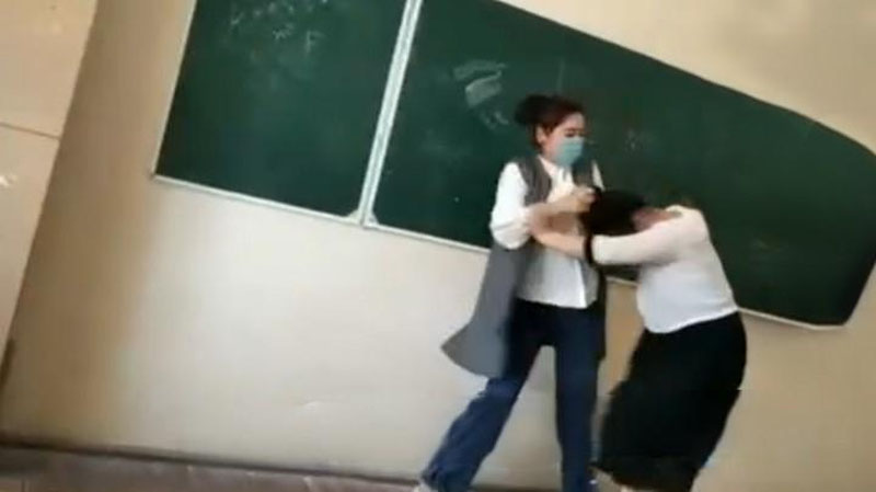 'Samarqanddagi maktabda o`quvchi qiz sinfdoshini samosud qildi'ning rasmi