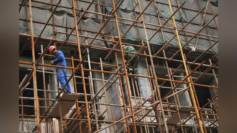 Изрображение 'Узбекистанец разбился насмерть после падения со второго этажа в Казани'