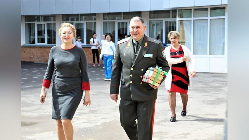 'Генерал-майор Павел Эргашев шахсий кутубхонасидаги китобларни мактаблардан бирига ҳадя этди'ning rasmi