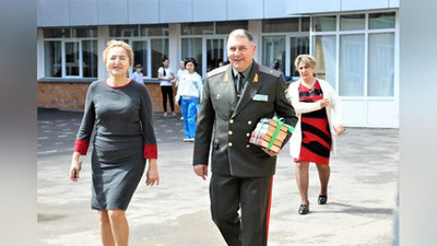 'General-mayor Pavel Ergashev shaxsiy kutubxonasidagi kitoblarni maktablardan biriga hadya etdi'ning rasmi