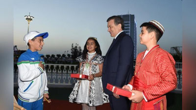 Изрображение 'В ТУРКМЕНСКОМ ПАРКЕ "РАДУГА" ШАВКАТ МИРЗИЁЕВ ВСТРЕТИЛСЯ С ДЕТЬМИ ИЗ УЗБЕКИСТАНА'