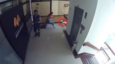 Изрображение 'Мать чудом спасла падающего с большой высоты ребенка (видео)'