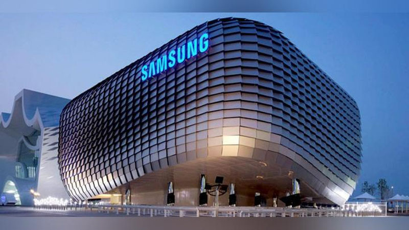 'Samsung Galaxy A сериясидаги смартфонни тақдим этади'ning rasmi