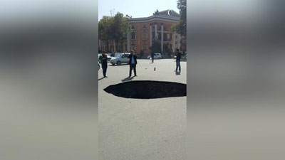 Изрображение 'МЕТЕОРИТ ИЛИ РИСУНОК В 3D? В СЕТИ ОБСУЖДАЮТ ОГРОМНУЮ ЯМУ В САМАРКАНДЕ (ФОТО)'