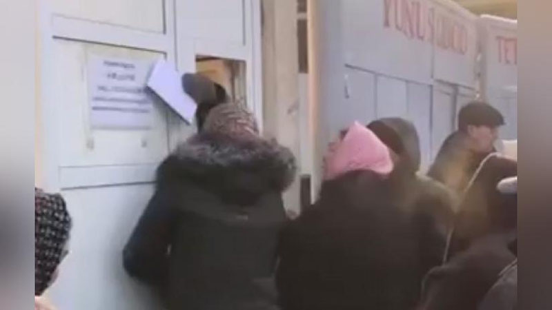 Изрображение 'Видео: жители Ташкента "штурмуют" отделения РЭС и пункты бесплатной раздачи плова'