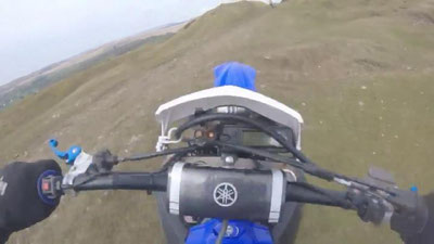 'Motopoygachi 15 metrli qoyadan tushib ketdi (Video) 'ning rasmi