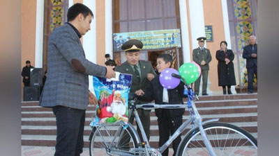 'Uzoq masofadan maktabga qatnaydigan o`quvchi-yoshlarga velosipedlar tarqatilmoqda'ning rasmi