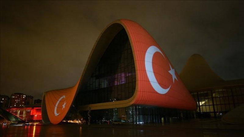 'Boku ramzi bo‘lgan bino Turkiya bayrog‘i rangiga burkandi'ning rasmi