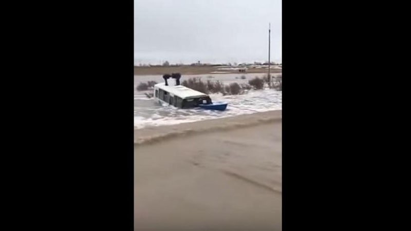 Изрображение 'АВТОБУС С ДЕТЬМИ СМЫЛО НА ТРАССЕ В КАЗАХСТАНЕ (ВИДЕО)'