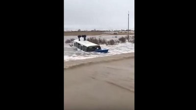 Изрображение 'АВТОБУС С ДЕТЬМИ СМЫЛО НА ТРАССЕ В КАЗАХСТАНЕ (ВИДЕО)'