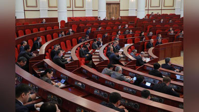 'Ayni damda Oliy Majlis Qonunchilik palatasining yalpi majlisi bo`lib o`tmoqda.'ning rasmi